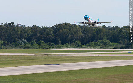 Avión Embraer 190 de Austral decolando - Departamento de Canelones - URUGUAY. Foto No. 76656