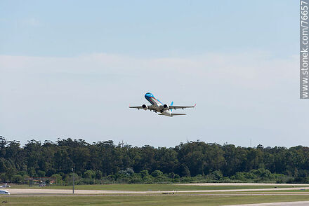 Avión Embraer 190 de Austral decolando - Departamento de Canelones - URUGUAY. Foto No. 76657