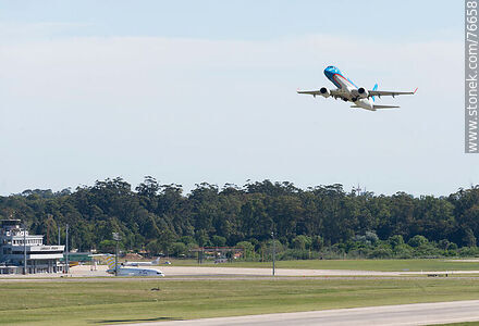 Avión Embraer 190 de Austral decolando - Departamento de Canelones - URUGUAY. Foto No. 76658