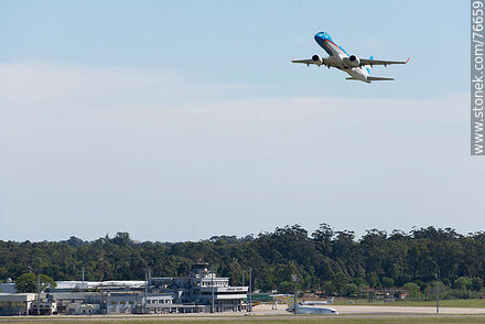 Avión Embraer 190 de Austral decolando - Departamento de Canelones - URUGUAY. Foto No. 76659