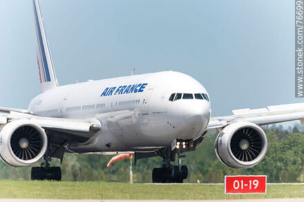 Boeing 777 de Air France aterrizando en la pista 01-19 - Departamento de Canelones - URUGUAY. Foto No. 76699