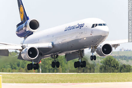 Avión MD-11 Freighter de Lufthansa Cargo aterrizando - Departamento de Canelones - URUGUAY. Foto No. 76682