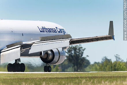 Avión MD-11 Freighter de Lufthansa Cargo aterrizando - Departamento de Canelones - URUGUAY. Foto No. 76687