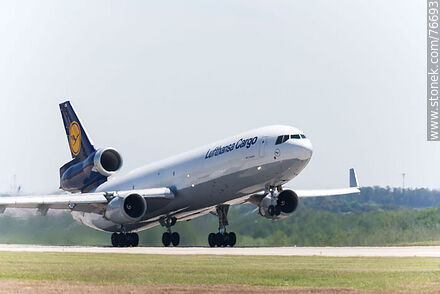 Avión de carga MD-11 Freighter de Lufthansa decolando - Departamento de Canelones - URUGUAY. Foto No. 76693