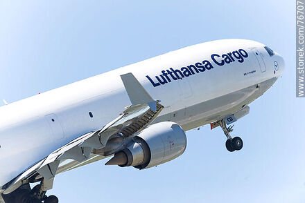 Avión de carga MD-11 Freighter de Lufthansa decolando - Departamento de Canelones - URUGUAY. Foto No. 76707