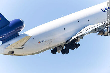 Avión de carga MD-11 Freighter de Lufthansa decolando - Departamento de Canelones - URUGUAY. Foto No. 76708