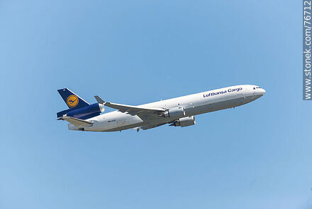 Avión de carga MD-11 Freighter de Lufthansa decolando - Departamento de Canelones - URUGUAY. Foto No. 76712