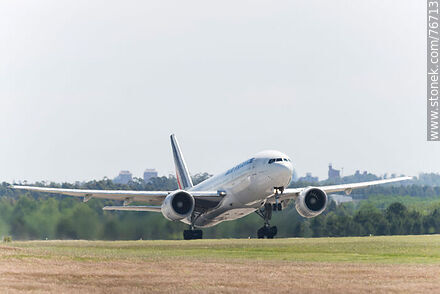 Avión Boeing 777 de Air France decolando - Departamento de Canelones - URUGUAY. Foto No. 76713
