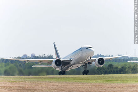Avión Boeing 777 de Air France decolando - Departamento de Canelones - URUGUAY. Foto No. 76714
