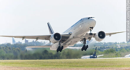 Avión Boeing 777 de Air France decolando - Departamento de Canelones - URUGUAY. Foto No. 76704