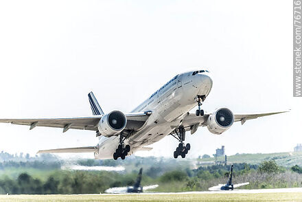 Avión Boeing 777 de Air France decolando - Departamento de Canelones - URUGUAY. Foto No. 76716