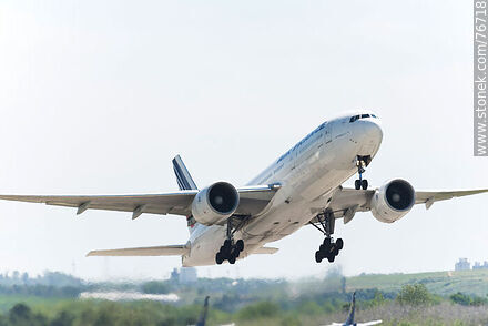 Avión Boeing 777 de Air France decolando - Departamento de Canelones - URUGUAY. Foto No. 76718