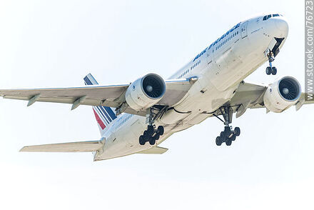 Avión Boeing 777 de Air France decolando - Departamento de Canelones - URUGUAY. Foto No. 76723