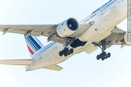 Avión Boeing 777 de Air France decolando y guardando el tren de aterrizaje - Departamento de Canelones - URUGUAY. Foto No. 76724