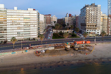 Vista aérea de la rambla República del Perú y Plaza Gomensoro antes de la salida del sol. Trabajo de reparación del muro de la playa - Departamento de Montevideo - URUGUAY. Foto No. 76743