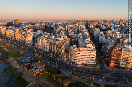 Vista aérea de la Rambla Gandhi en Punta Carretas al amanecer - Departamento de Montevideo - URUGUAY. Foto No. 76757
