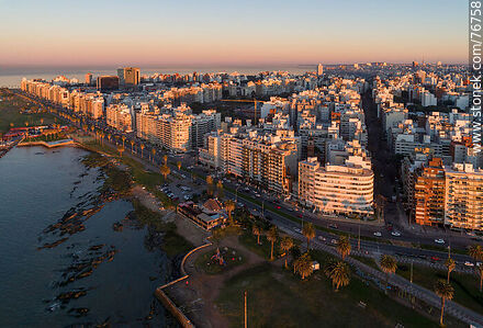 Vista aérea de la Rambla Gandhi en Punta Carretas al amanecer - Departamento de Montevideo - URUGUAY. Foto No. 76758