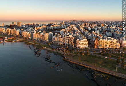 Vista aérea de la Rambla Gandhi en Punta Carretas al amanecer - Departamento de Montevideo - URUGUAY. Foto No. 76761