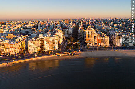 Vista aérea de la rambla de Pocitos en la hora dorada del amanecer. Plaza Gomensoro - Departamento de Montevideo - URUGUAY. Foto No. 76767