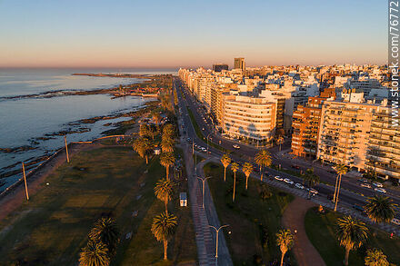 Vista aérea de la Rambla Gandhi en Punta Carretas al amanecer - Departamento de Montevideo - URUGUAY. Foto No. 76772