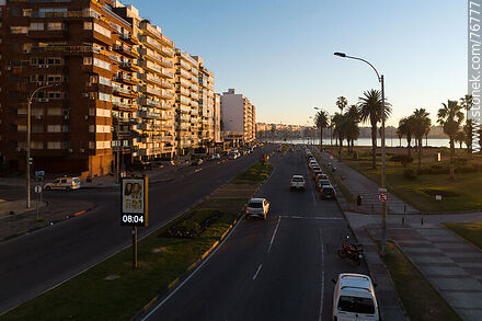 Vista aérea de la Rambla Gandhi en Punta Carretas al amanecer - Departamento de Montevideo - URUGUAY. Foto No. 76777
