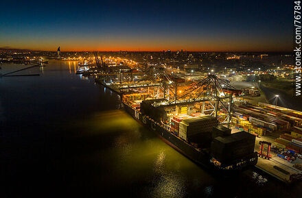 Vista aérea del Puerto de Montevideo al amanecer - Departamento de Montevideo - URUGUAY. Foto No. 76784