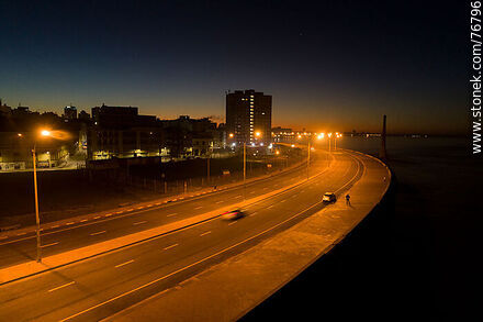 Vista aérea de la Rambla Sur al amanecer - Departamento de Montevideo - URUGUAY. Foto No. 76796