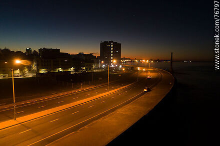 Vista aérea de la Rambla Sur al amanecer - Departamento de Montevideo - URUGUAY. Foto No. 76797