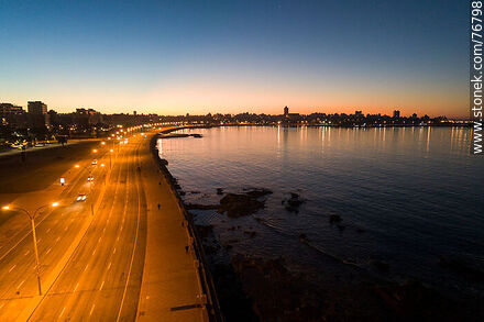 Vista aérea de la Rambla Sur al amanecer - Departamento de Montevideo - URUGUAY. Foto No. 76798