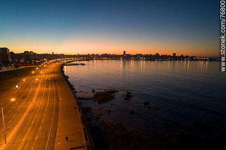 Vista aérea de la Rambla Sur al amanecer - Departamento de Montevideo - URUGUAY. Foto No. 76800