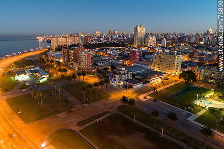 Vista aérea desde la Rambla República Argentina al amanecer - Departamento de Montevideo - URUGUAY. Foto No. 76809