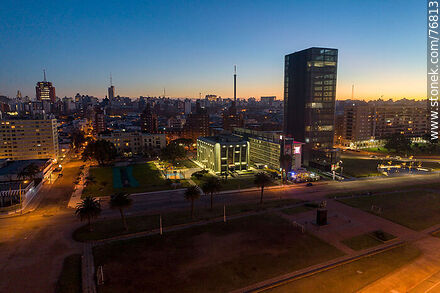 Vista aérea desde la Rambla República Argentina al amanecer - Departamento de Montevideo - URUGUAY. Foto No. 76813