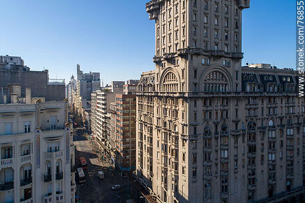Vista aérea de un sector del Palacio Salvo - Departamento de Montevideo - URUGUAY. Foto No. 76855