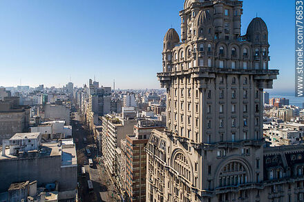 Vista aérea de un sector del Palacio Salvo - Departamento de Montevideo - URUGUAY. Foto No. 76853