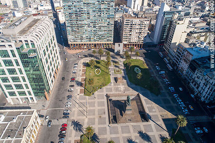 Vista aérea de un sector de la Plaza Independencia - Departamento de Montevideo - URUGUAY. Foto No. 76840