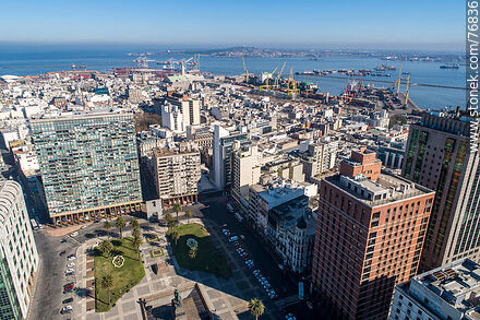 Vista aérea de un sector de la Plaza Independencia, edificio Ciudadela, Radisson Victoria Plaza y Puerto de Montevideo - Departamento de Montevideo - URUGUAY. Foto No. 76836
