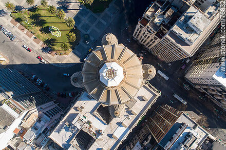 Vista aérea cenital del Palacio Salvo y la Plaza Independencia - Departamento de Montevideo - URUGUAY. Foto No. 76832