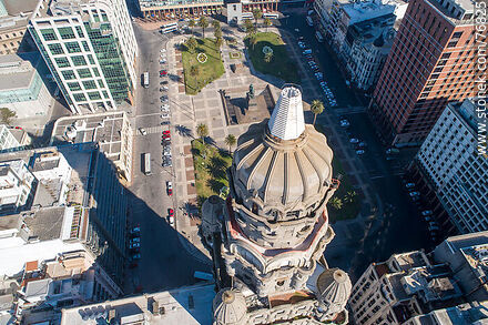 Vista aérea alta del Palacio Salvo y la Plaza Independencia - Departamento de Montevideo - URUGUAY. Foto No. 76825