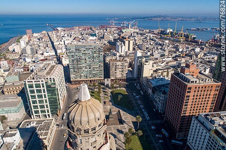 Vista aérea alta del Palacio Salvo y la Plaza Independencia - Departamento de Montevideo - URUGUAY. Foto No. 76824