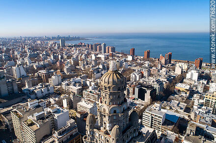 Vista aérea de la cúpula del Palacio Salvo y los barrios Centro y Sur - Departamento de Montevideo - URUGUAY. Foto No. 76820