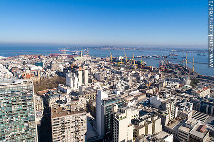 Vista aérea de la Ciudad Vieja y bahía de Montevideo desde la Plaza Independencia - Departamento de Montevideo - URUGUAY. Foto No. 76871