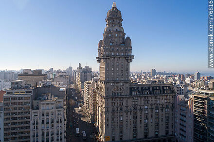 Vista aérea del Palacio Salvo - Departamento de Montevideo - URUGUAY. Foto No. 76816