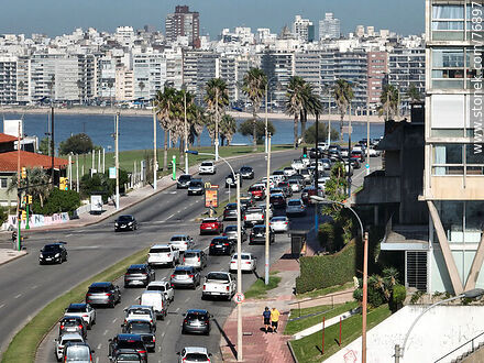 Vista aérea de la rambla y la Av. L. A. de Herrera, su tránsito matutino y la playa y rambla de Pocitos - Departamento de Montevideo - URUGUAY. Foto No. 76897
