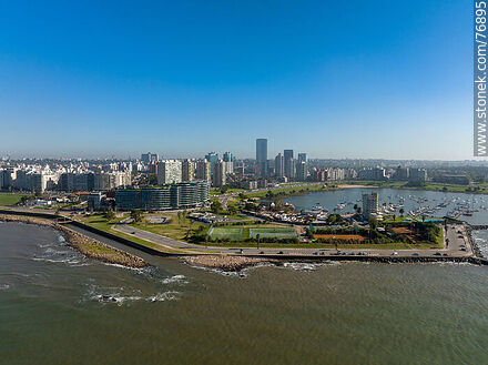 Foto aérea del Yatch Club de Montevideo en el Puerto del Buceo y sus torres de fondo - Departamento de Montevideo - URUGUAY. Foto No. 76895