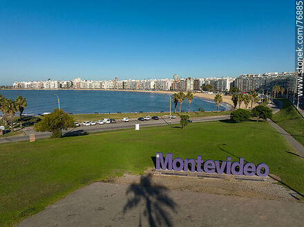 Vista aérea de la plaza Charles de Gaulle con el cartel de Montevideo - Departamento de Montevideo - URUGUAY. Foto No. 76885