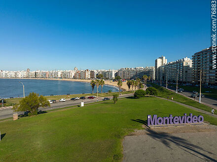 Vista aérea de la plaza Charles de Gaulle con el cartel de Montevideo - Departamento de Montevideo - URUGUAY. Foto No. 76883