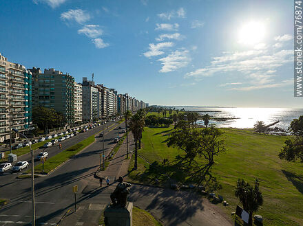 Vista aérea de la rambla Mahatma Gandhi - Departamento de Montevideo - URUGUAY. Foto No. 76874
