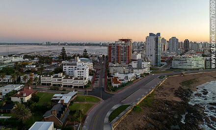 Vista aérea de la rambla y calles 24 y 26 - Punta del Este y balnearios cercanos - URUGUAY. Foto No. 76980