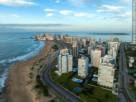 Vista aérea de la Avenida Chiverta y sus edificios - Punta del Este and its near resorts - URUGUAY. Photo #76961
