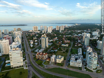Vista aérea de la Avenida Chiverta y sus edificios - Punta del Este y balnearios cercanos - URUGUAY. Foto No. 76960